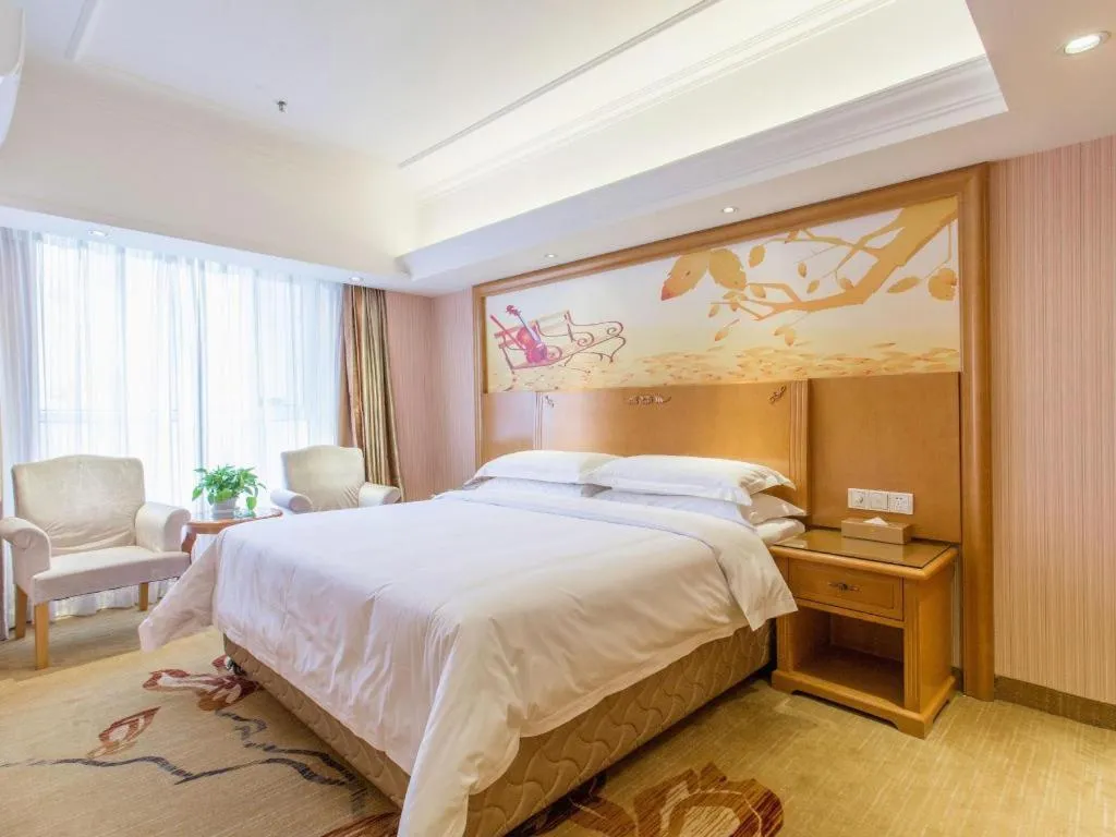 Bed in Vienna Hotel Inner Mongolia Hohhot Railway Station Gongzhufu Metro Station