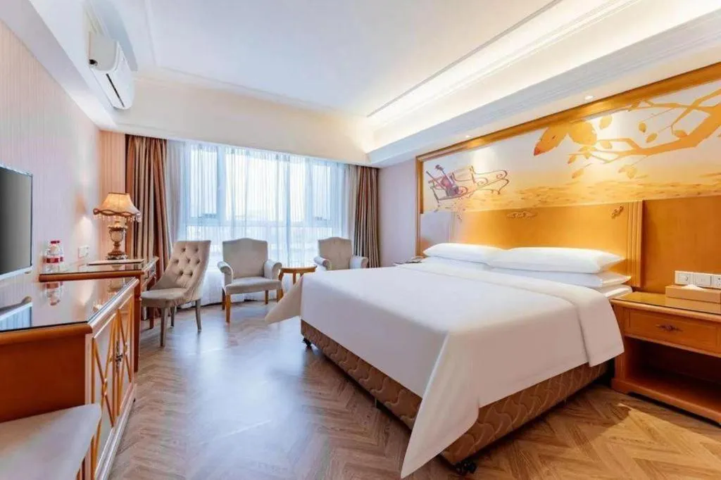 Bed in Vienna Hotel Inner Mongolia Hohhot Railway Station Gongzhufu Metro Station