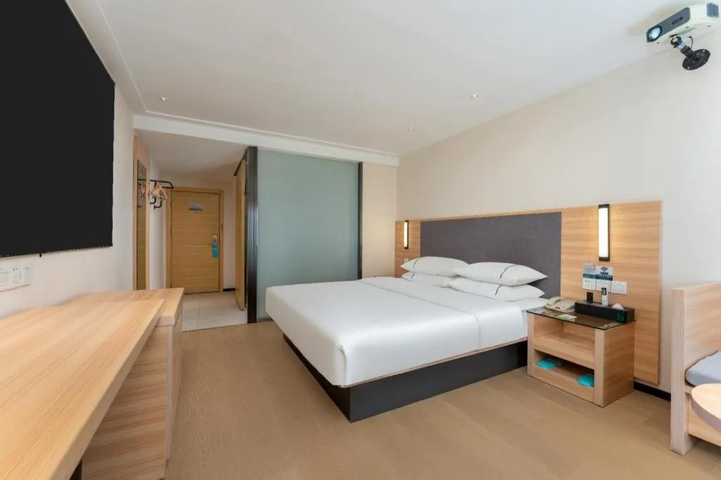 Bed in City Comfort Inn Wuhan Guanggu Minzhu Avenue NO.1 Middle School Affiliated to CCNU