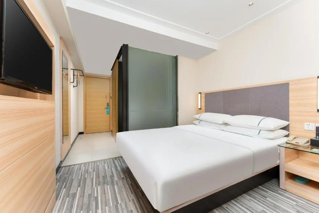 Bed in City Comfort Inn Wuhan Guanggu Minzhu Avenue NO.1 Middle School Affiliated to CCNU