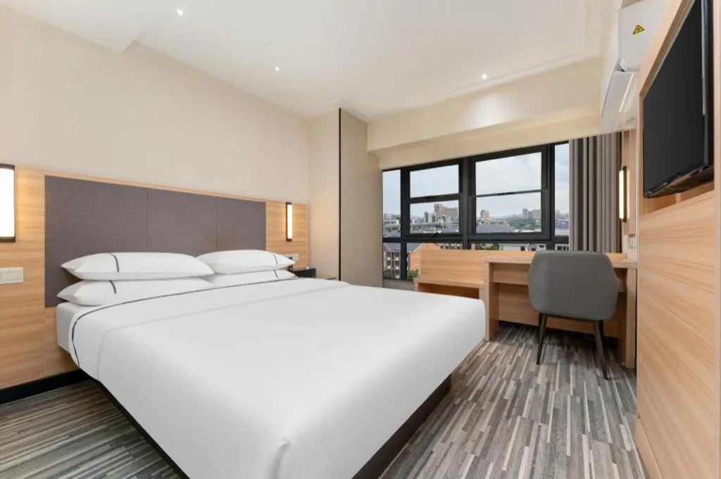 Bed in City Comfort Inn Wuhan Guanggu Minzhu Avenue NO.1 Middle School Affiliated to CCNU