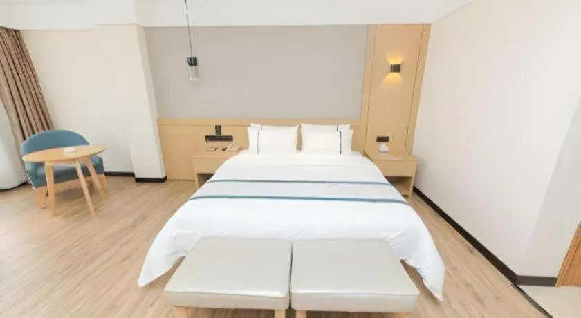 Bed in City Comfort Inn Guangzhou Panyu Qiaonan Aoyuan Plaza