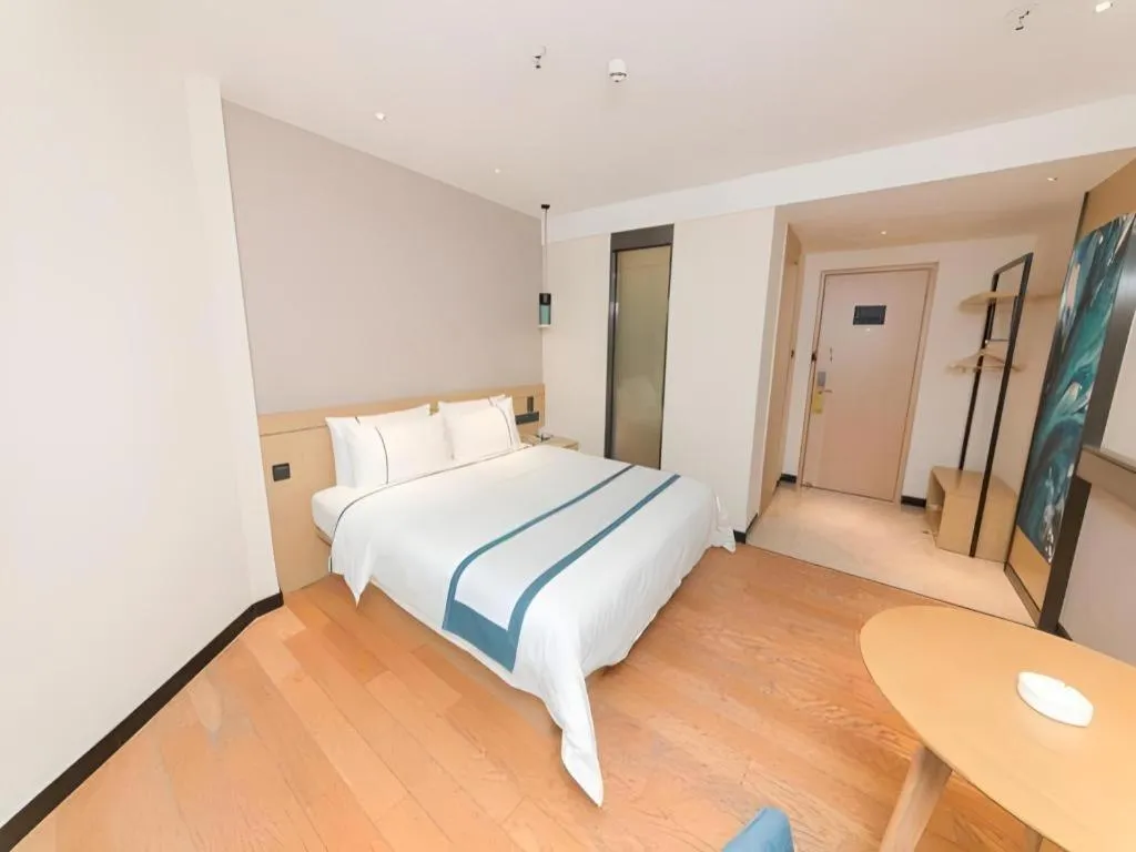 Bed in City Comfort Inn Guangzhou Panyu Qiaonan Aoyuan Plaza