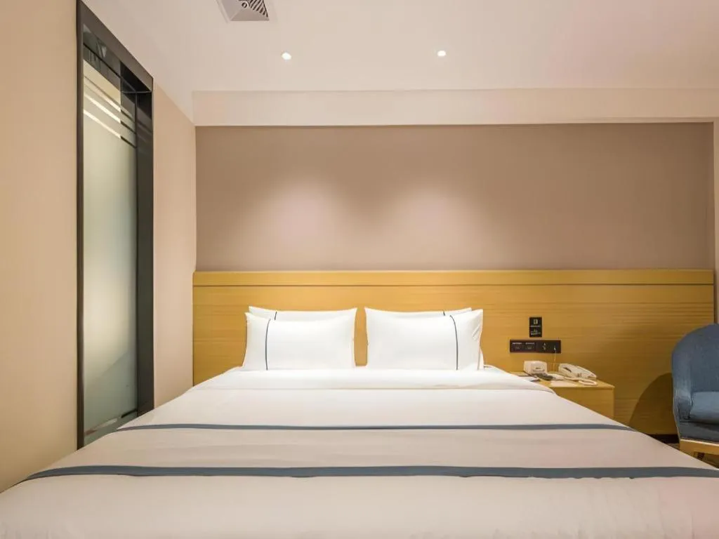 Bed in City Comfort Inn Guangzhou Panyu Qiaonan Aoyuan Plaza