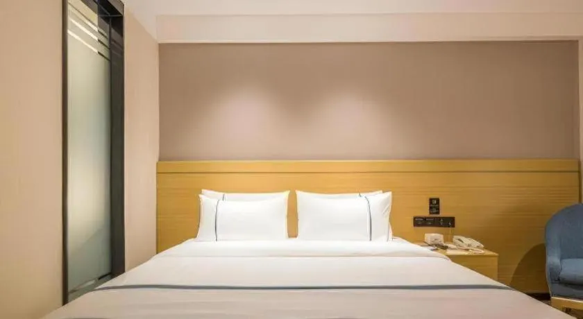 Bed in City Comfort Inn Guangzhou Panyu Qiaonan Aoyuan Plaza