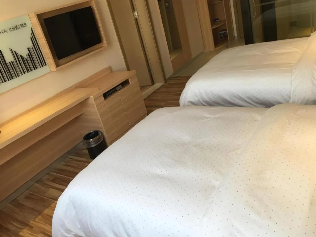 Bed in City Comfort Inn Wuhan Jiangxia Stadium
