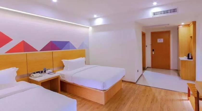 Bed in Borrman Hotel Zhanjiang Shimao Building High-speed Railway Station