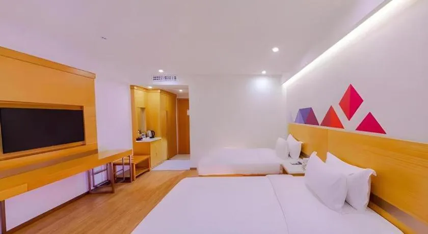 Bed in Borrman Hotel Zhanjiang Shimao Building High-speed Railway Station