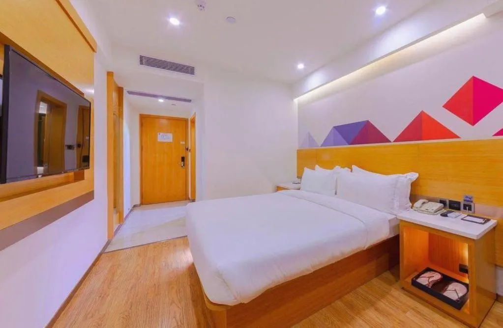 Bed in Borrman Hotel Zhanjiang Shimao Building High-speed Railway Station