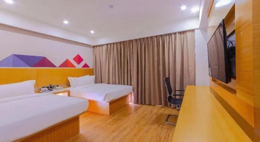 Bed in Borrman Hotel Zhanjiang Shimao Building High-speed Railway Station
