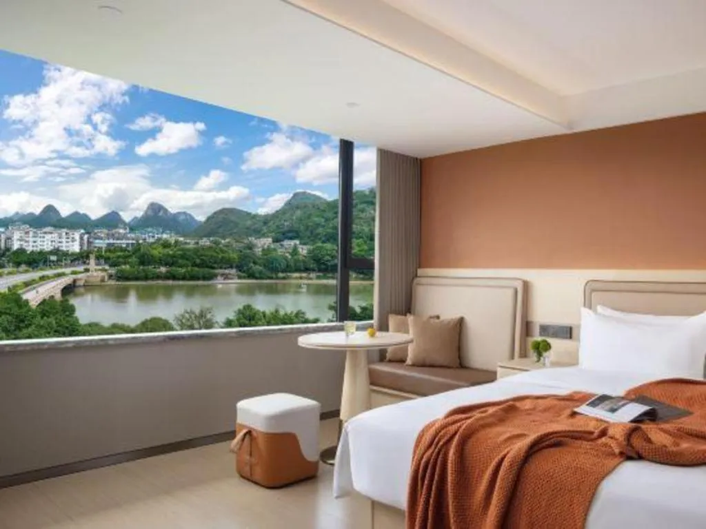 Bed in Immersing Hotel Guilin Two Rivers and Four Lakes Dongxi Alley