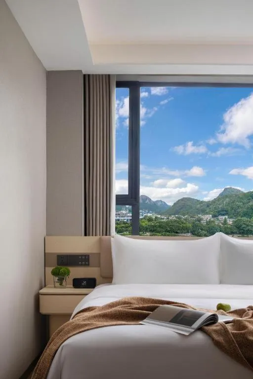 Bed in Immersing Hotel Guilin Two Rivers and Four Lakes Dongxi Alley