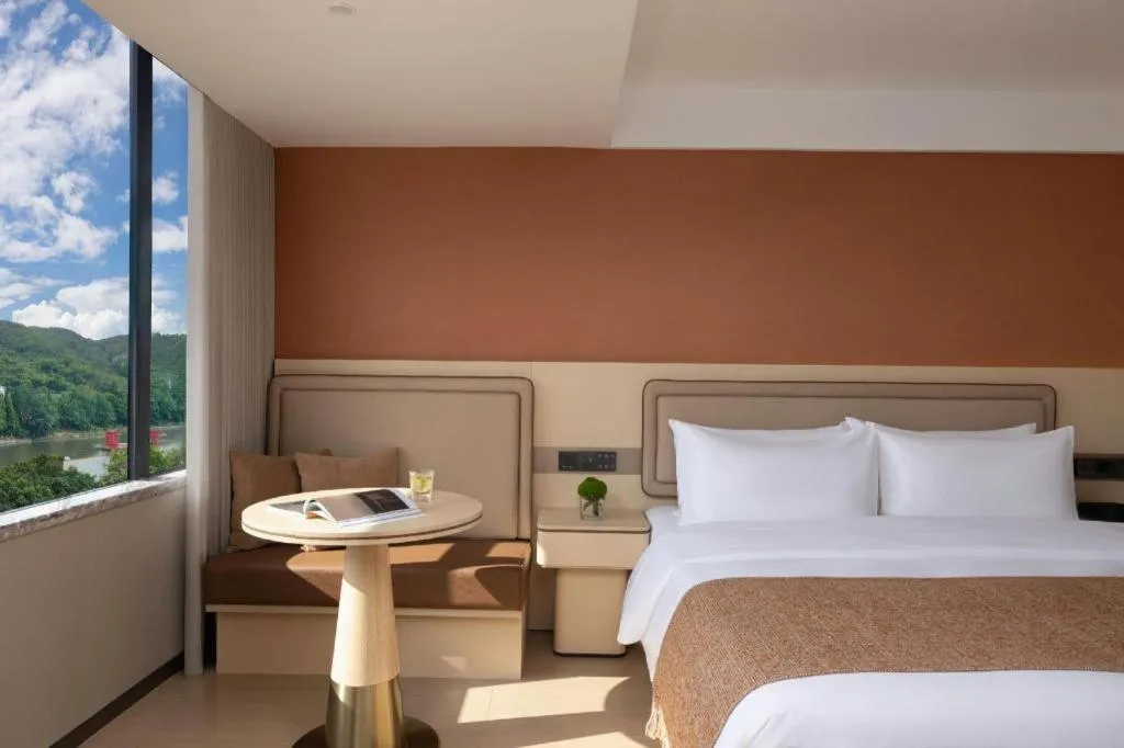 Bed in Immersing Hotel Guilin Two Rivers and Four Lakes Dongxi Alley