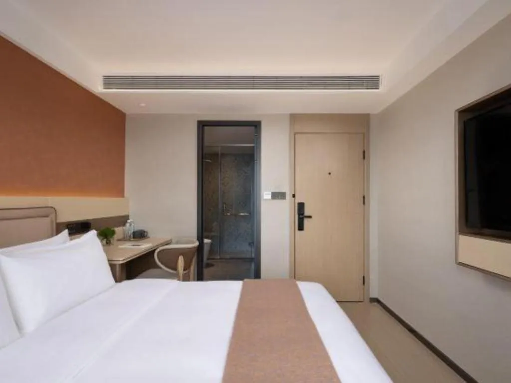 Bed in Immersing Hotel Guilin Two Rivers and Four Lakes Dongxi Alley
