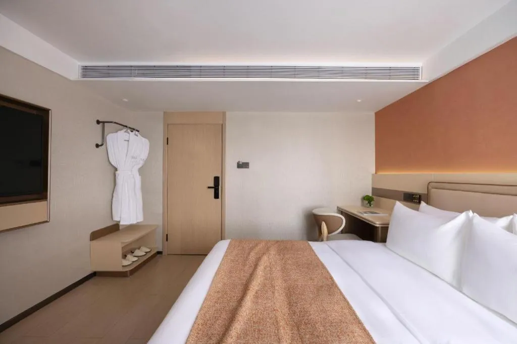 Bed in Immersing Hotel Guilin Two Rivers and Four Lakes Dongxi Alley