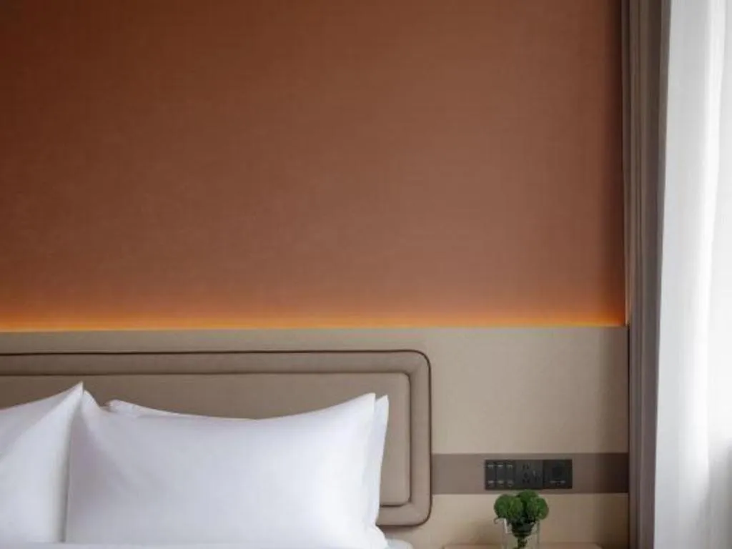 Bed in Immersing Hotel Guilin Two Rivers and Four Lakes Dongxi Alley