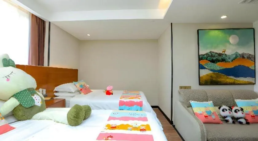 Bed in Immersing Hotel Guilin Two Rivers and Four Lakes Dongxi Alley