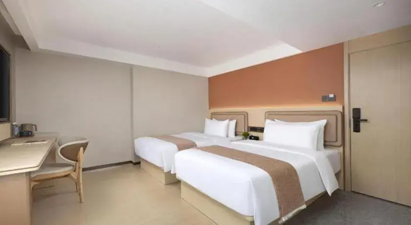 Bed in Immersing Hotel Guilin Two Rivers and Four Lakes Dongxi Alley Bed in Immersing Hotel Guilin Two Rivers and Four Lakes Dongxi Alley