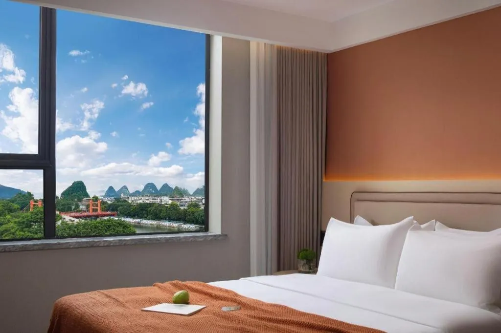 Bed in Immersing Hotel Guilin Two Rivers and Four Lakes Dongxi Alley