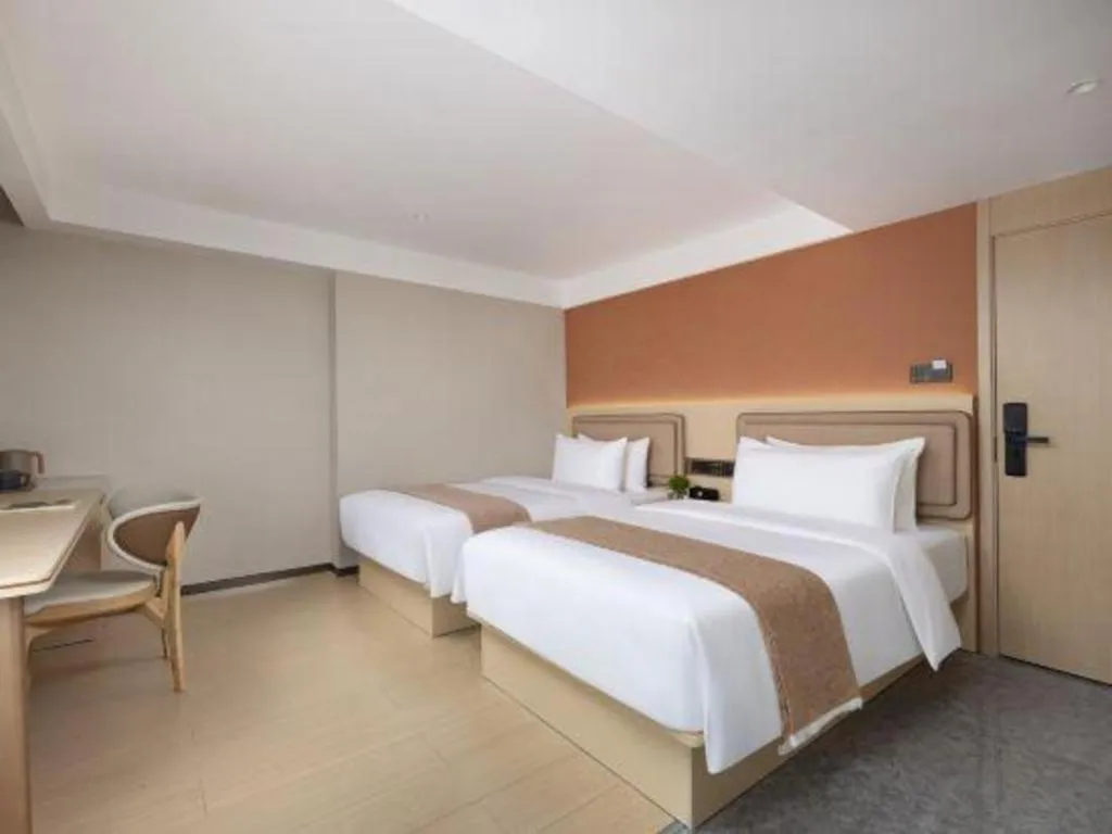 Bed in Immersing Hotel Guilin Two Rivers and Four Lakes Dongxi Alley