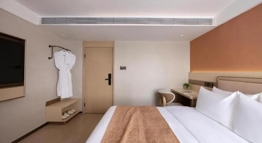 Bed in Immersing Hotel Guilin Two Rivers and Four Lakes Dongxi Alley