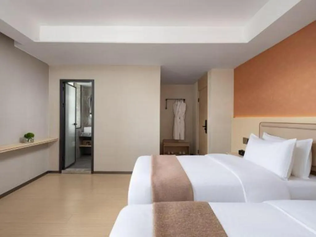 Bed in Immersing Hotel Guilin Two Rivers and Four Lakes Dongxi Alley