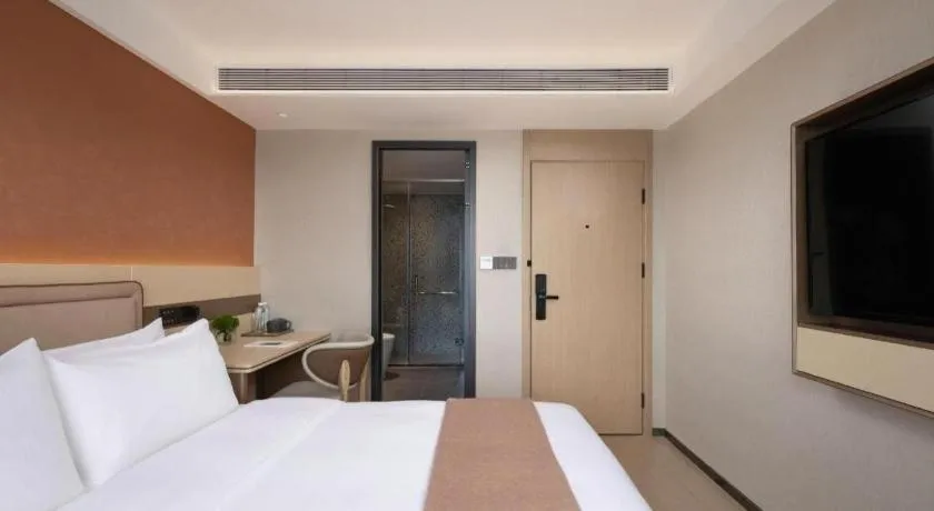 Bed in Immersing Hotel Guilin Two Rivers and Four Lakes Dongxi Alley