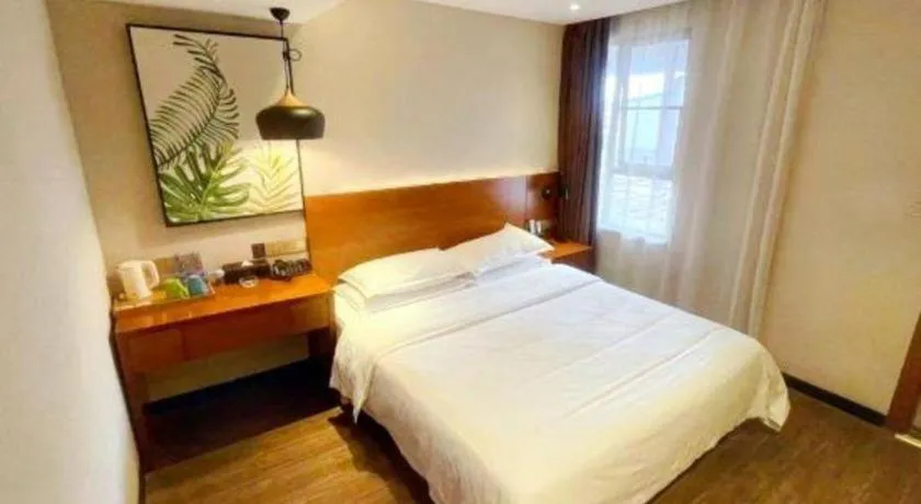 Bed in Immersing Hotel Guilin Two Rivers and Four Lakes Dongxi Alley