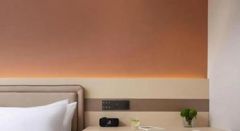 Bed in Immersing Hotel Guilin Two Rivers and Four Lakes Dongxi Alley