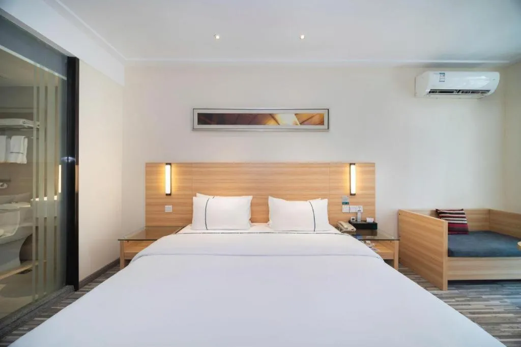 Bed in City Comfort Inn Wuhan East Lake Scenic Area Happy Valley