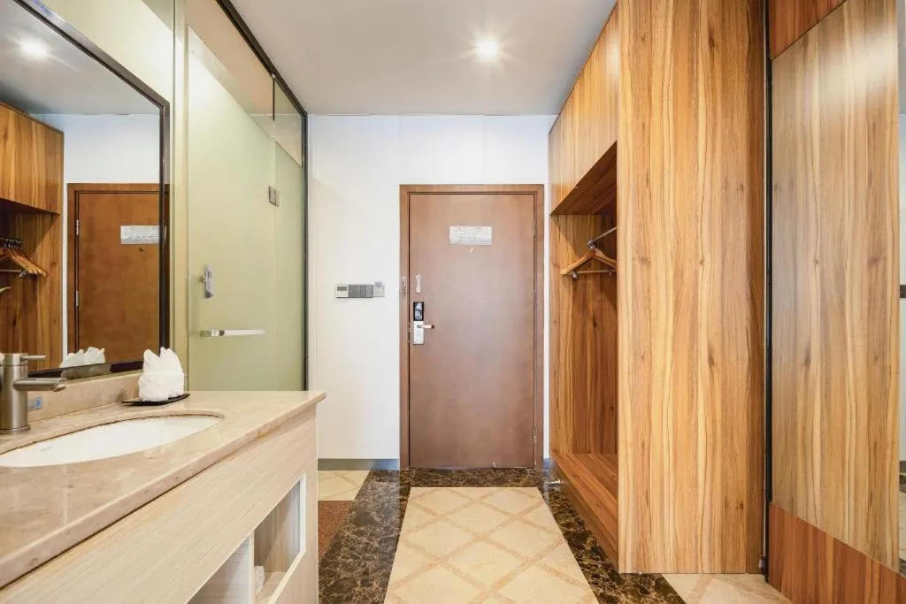 Borrman Hotel Fangchenggang High-speed Railway North Station Crystal International