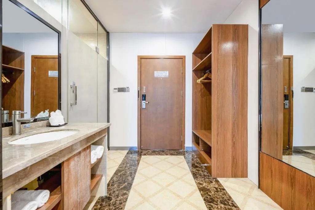 Borrman Hotel Fangchenggang High-speed Railway North Station Crystal International