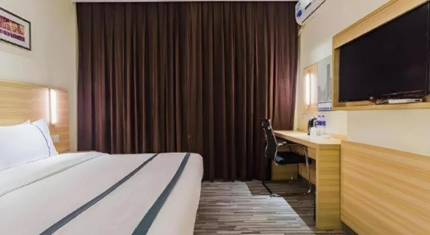 Bed in City Comfort Inn Guangzhou Tianhetang Xiajunjing Garden