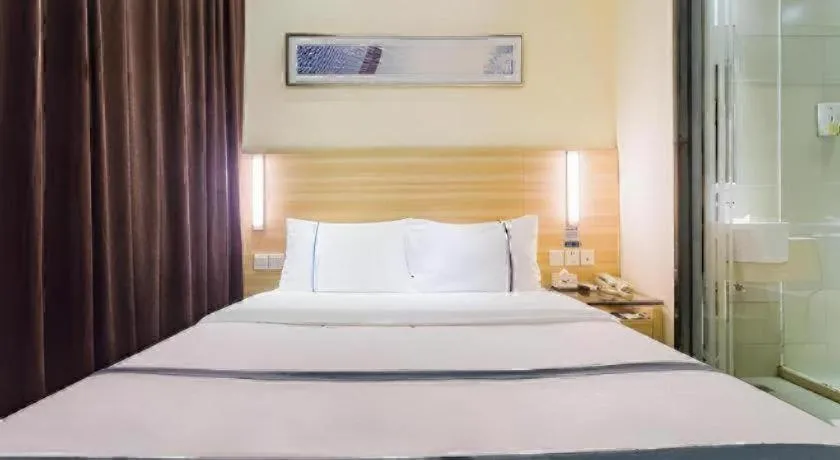 Bed in City Comfort Inn Guangzhou Tianhetang Xiajunjing Garden