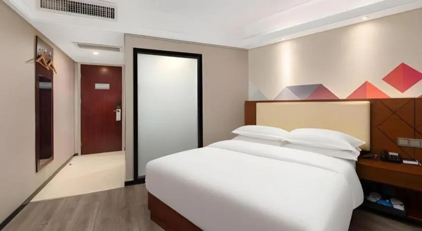 Bed in Borrman Hotel Guangzhou Railway Station Sanyuanli Metro Station