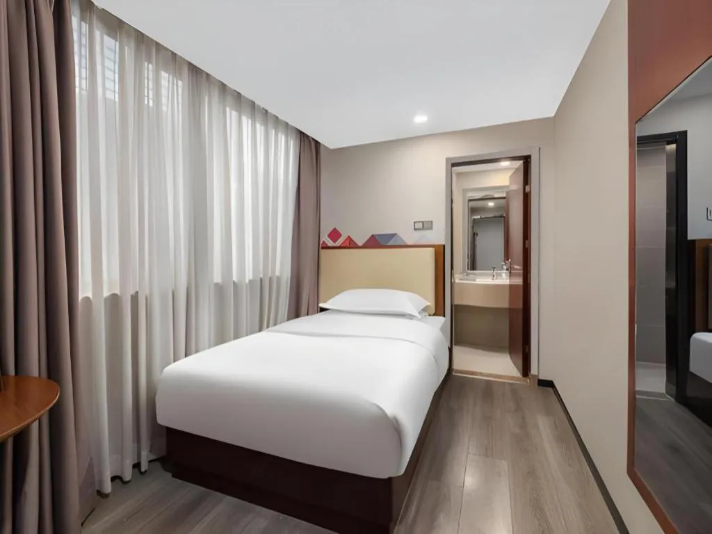 Bed in Borrman Hotel Guangzhou Railway Station Sanyuanli Metro Station