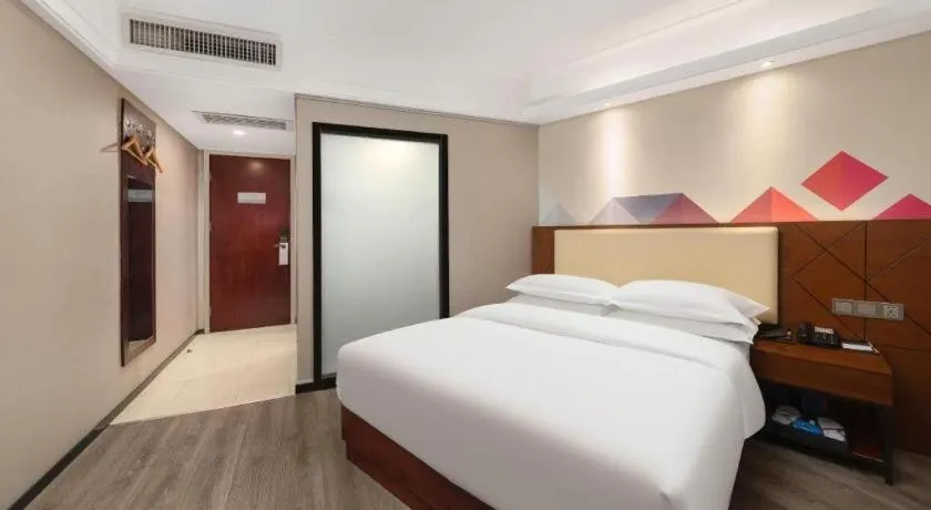 Bed in Borrman Hotel Guangzhou Railway Station Sanyuanli Metro Station