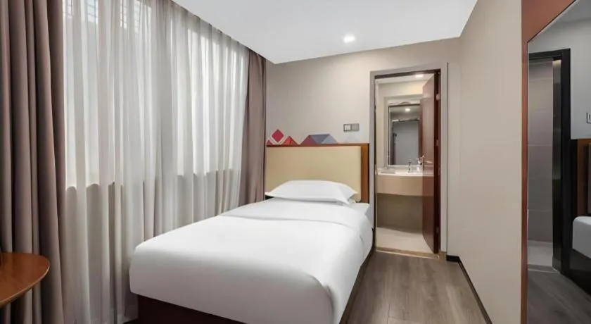 Bed in Borrman Hotel Guangzhou Railway Station Sanyuanli Metro Station