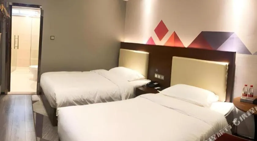 Bed in Borrman Hotel Guangzhou Railway Station Sanyuanli Metro Station