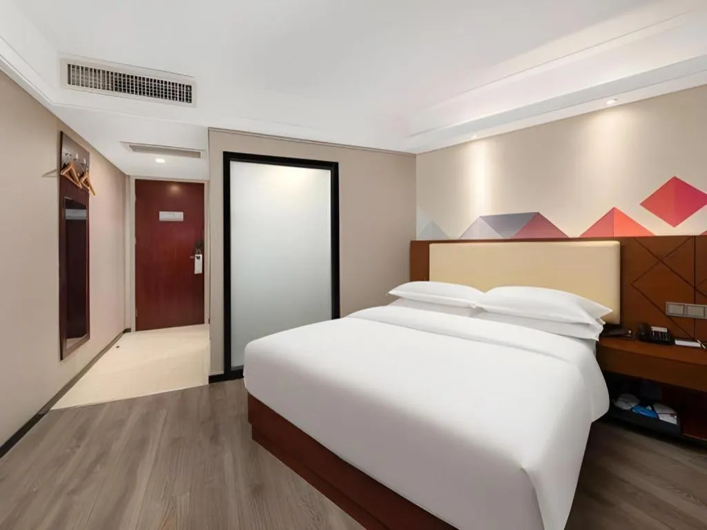 Bed in Borrman Hotel Guangzhou Railway Station Sanyuanli Metro Station