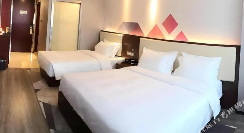 Bed in Borrman Hotel Guangzhou Railway Station Sanyuanli Metro Station