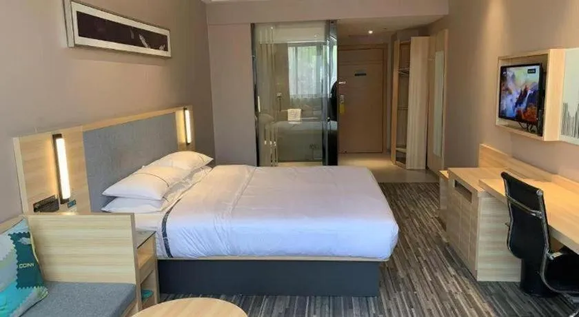 Bed in City Comfort Inn Shanghai International Automobile City Tongji University