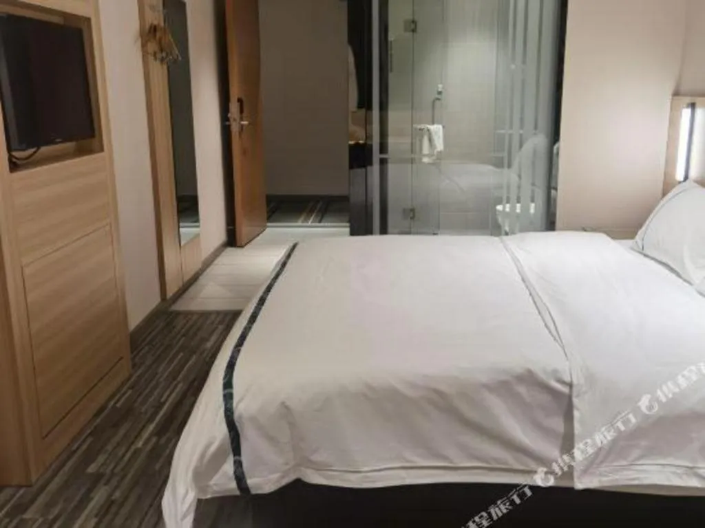 Bed in City Comfort Inn Shanghai International Automobile City Tongji University