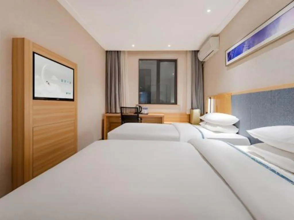 Bed in City Comfort Inn Shanghai International Automobile City Tongji University