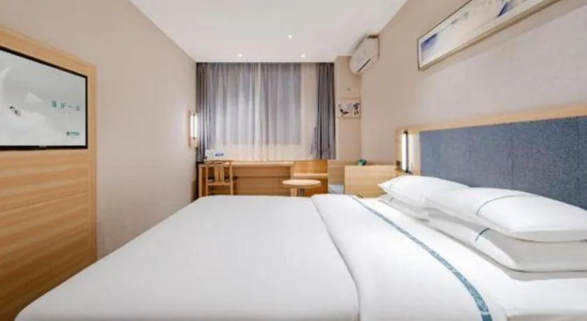 Bed in City Comfort Inn Shanghai International Automobile City Tongji University