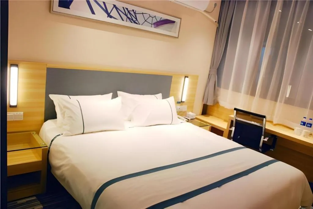 Bed in City Comfort Inn Shanghai International Automobile City Tongji University