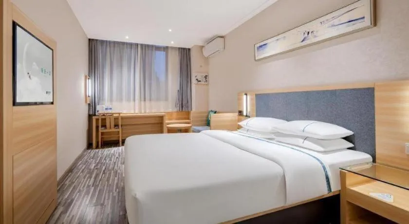 Bed in City Comfort Inn Shanghai International Automobile City Tongji University