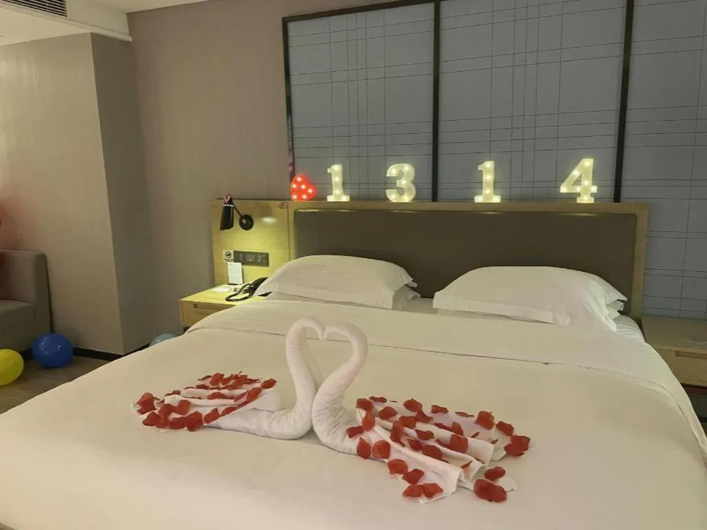 Bed in Echarm Hotel Nanning Qingxiu Mountain