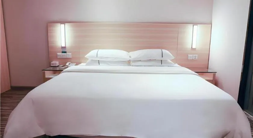 Bed in City Comfort Inn Guangzhou Renhe Metro Station Huatong Plaza