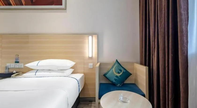 Bed in City Comfort Inn Guangzhou Renhe Metro Station Huatong Plaza